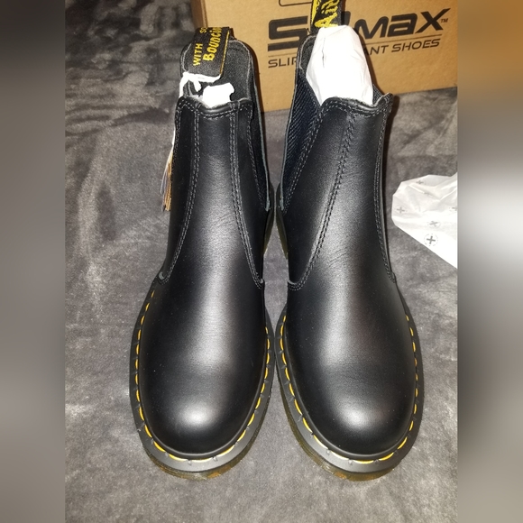 Dr. Martens 2976 Chelsea Boot, Size 9, Black leather. - Picture 4 of 9